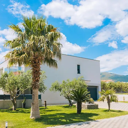 Castelli, Family House With Private Pool Apartman *