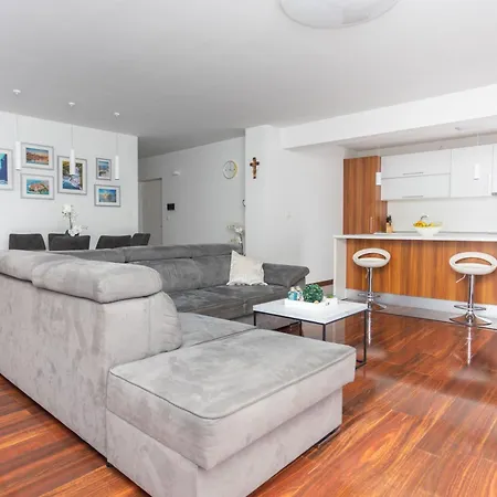 Apartman Castelli, Family House With Private Pool *