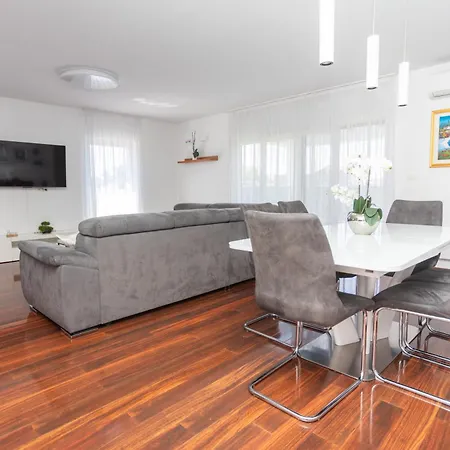 Apartman Castelli, Family House With Private Pool Kastela