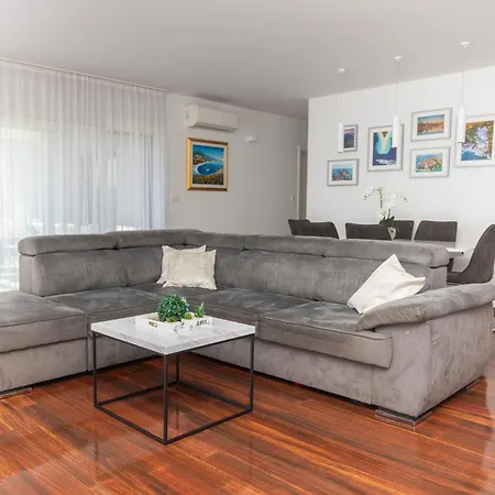 Apartman Castelli, Family House With Private Pool Kastela