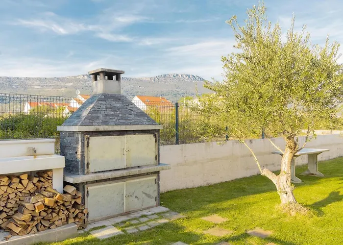 Castelli, Family House With Private Pool Apartment Kastela